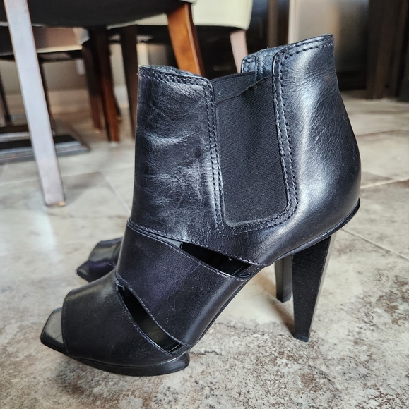 BCBG heels - Picture 1 of 6